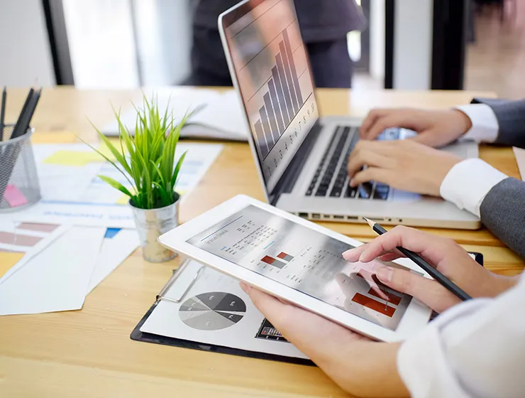 Bu sistem tek bir kod tabanı, veri tabanı ve işletim sürecine sahip olmalıdır. Bu sayede maliyet etkin bir şekilde ön muhasebe süreçlerinizi yönetebilir ve şirketinizin atacağı adımlar konusunda aldığınız riski minimuma indirebilirsiniz. Yönetim süreçlerinin yeterliğinin tüm organizasyona yayılması: Günlük işletme operasyonlarınız sırasında karşılaşacağınız ana etmenler olarak sipariş yönetimi, faturalandırma, nakit yönetimi, finansal sağlamlık durum kontrolünü sayabiliriz. Bu süreçleri otomatik bir hale getirmek, yeni ek iş gücü ihtiyacınızı ortadan kaldırır. Bu da ön muhasebe süreçlerini yönetmeniz için ekstra bir çalışanı işe almamanızı sağlar. Bağımsız değerleme firmalarının yaptığı araştırmalara göre online ön muhasebe yazılımlarını kullanan firmaların satış üretkenliği .5 oranında artarken, stok durumuna bağlı sipariş iptal %50 oranında azaldığı görülmüştür. Finansal durum görünürlüğünün artması: Gerçek zamanlı finansal durum takibi doğru zamanda doğru kararlar verme konusunda hayati bir önem taşır. Örneğin tüm tedarikçilerinin verilerine gerçek zamanlı bir şekilde ulaşabilen şirketler, verimliliklerini optimum oranda artırırken işletme maliyetlerini de azaltabilmektedir. Belirgin bir yönetim maliyeti ve IT iş gücü tasarrufu: Daha az IT sorunu demek daha az IT çalışanı maliyeti demektir. Birden çok yazılım ile çalışmak yerine tek bir yazılım ile uğraşmak tüm şirketlerinin tercih ettiği bir durumdur. Büyümeyi hızlandırmak: Entegre bir yazılım çözümüyle işinizi/şirketinizi büyütmek çok daha kolaydır çünkü tüm sistemlerinizle entegre olmuş bir yazılım birden fazla noktada farklı satış kanalları açmanıza olanak tanır. Tüm sipariş taleplerinin ve ön muhasebe kayıtlarının tek bir kontrol paneli üzerinden yönetimine olanak tanıyan Bizim Hesap gibi yazılımlar, şirketinizin verimini ve şeffaflığını oldukça kısa bir sürede olumlu yönde etkiler. Ayrıca bu yazılımların ücretsiz deneme opsiyonlarıyla diğer yöntemlere göre avantajlıdır. Kullanıcı deneyimi odaklı yenilikçi anlayış: Bu tür entegre yazılımların diğer bir avantajı günlük işlerinizi gerçekleştirirken bu işleri nasıl daha etkin ve kolay bir şekilde halledileceğine kafa yoran bir yazılım ve müşteri destek ekibi 7/24 arka planda çalışmasıdır. Bu tür entegre yazılımların geliştiricileri, günümüzün kullanıcı deneyimlerini yakından ve detaylı bir şekilde izleyebilen araçları sayesinde ürünlerini kullanıcının isteklerine uygun bir şekilde geliştirmeye devam ederler. Beklenmeyen problemlere yenilikçi ve değer katan çözümlerle gelmek bu tür yazılımların destek ekipleri için alışıla gelmiş gelişmelerdir. Sonuç Günümüzde hemen hemen tüm sektörlerde şirketler, karmaşık ve sofistike yazılımlar ile işletmelerinin gücünü ve etkinliğini artırmaya çalışmaktalar. Fakat bu şirketlerin bir çoğu hala bazı önemli problemlerle cebelleşmekte ve maliyet etkin yönetim şartlarına ulaşma konusunda zorluklar yaşıyorlar. Özellikle işveren verimi problemleri bu büyüyen ama sancılı bir şekilde büyüyen şirketlerin karşılaştığı belli başlı problemlerden sadece bir. Entegre yazılım çözümleri ise tek bir kontrol paneli üzerinden birçok yönetim sürecine erişim sağlamasıyla bu problemleri ortadan kaldırıyor ve İşletmenizin karlılığını bir sonraki seviyeye taşıyor.